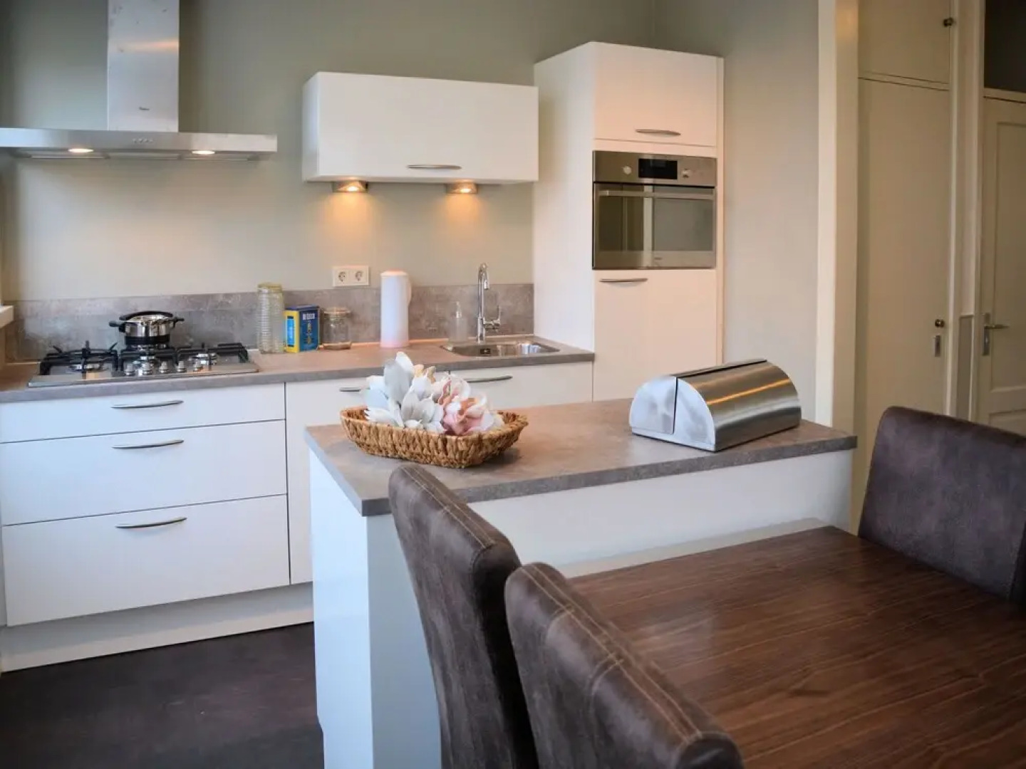 Spacious and Comfortable Holiday Home in Modernised Drive-in House