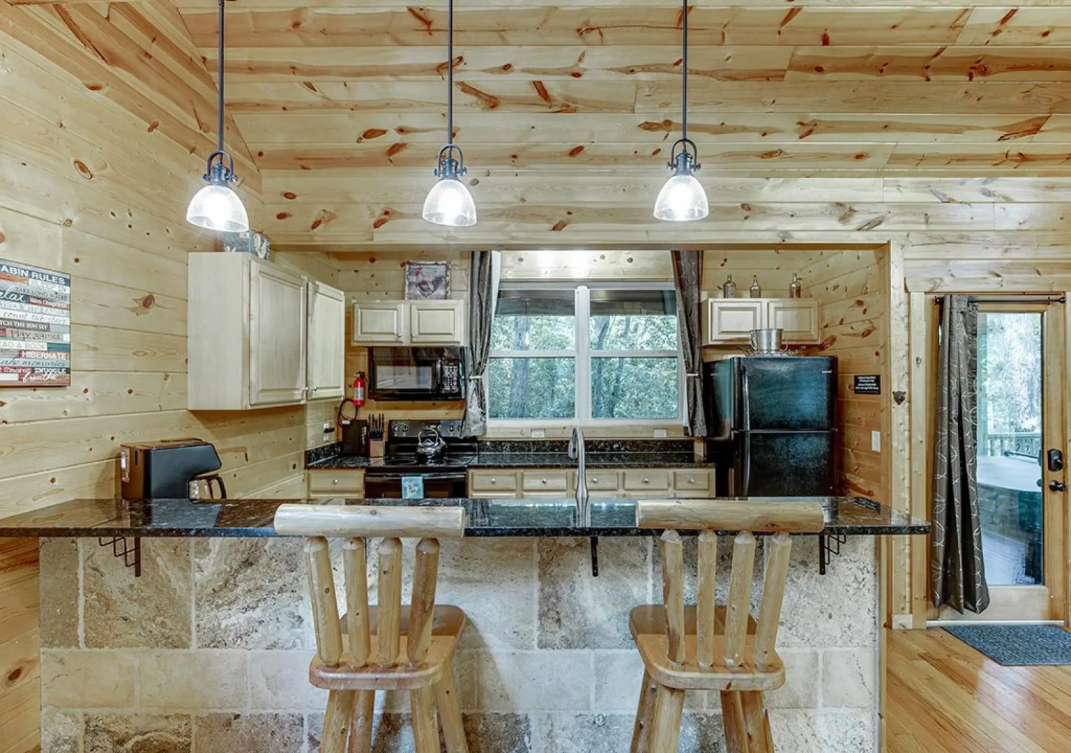 Luxury Cabin Sleeps 8 With Creekside Fire pit Near Helen GA