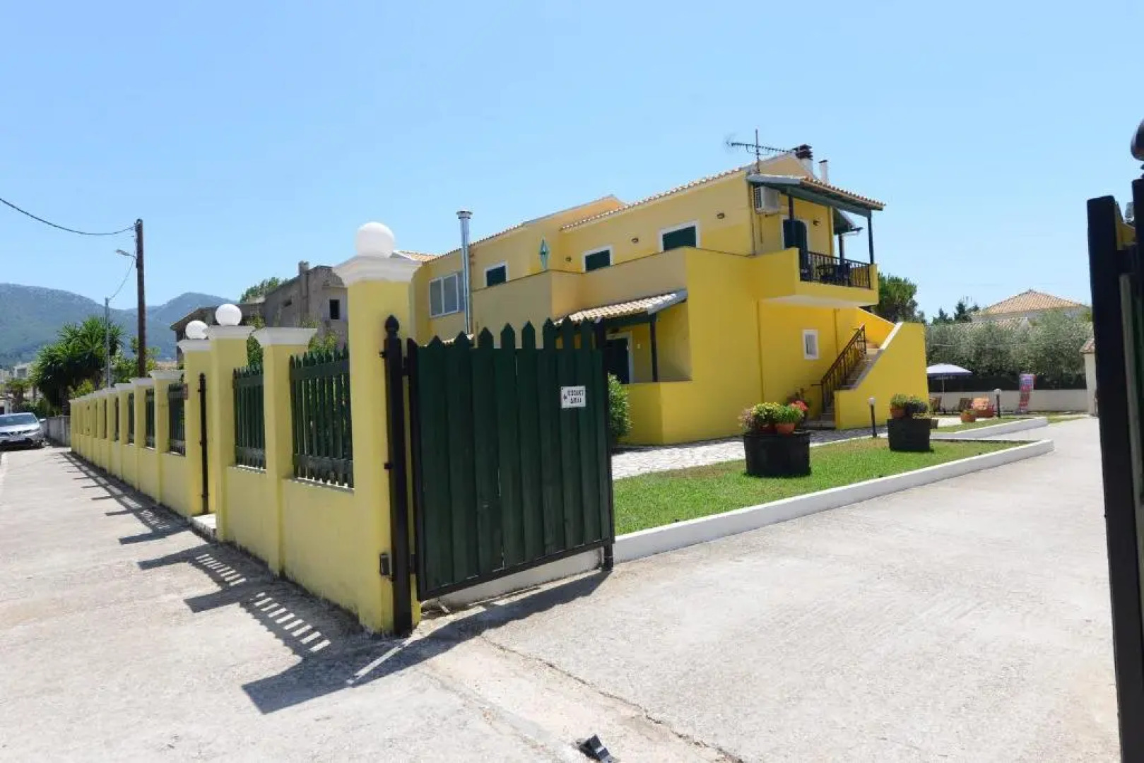 Roula's Studios & Apartment