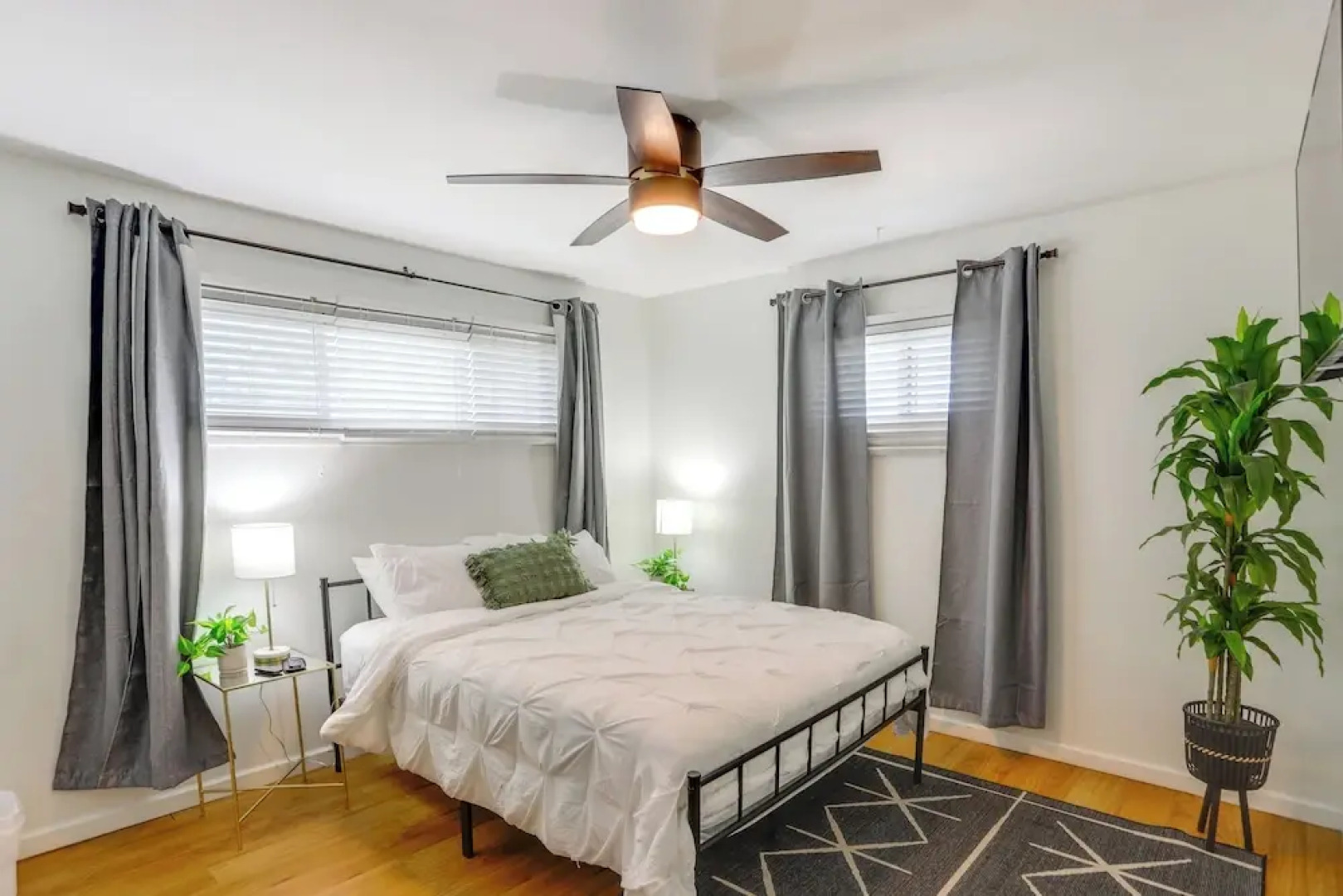 Steps to Lake Erie! Cedar Point Home Base w/ Deck