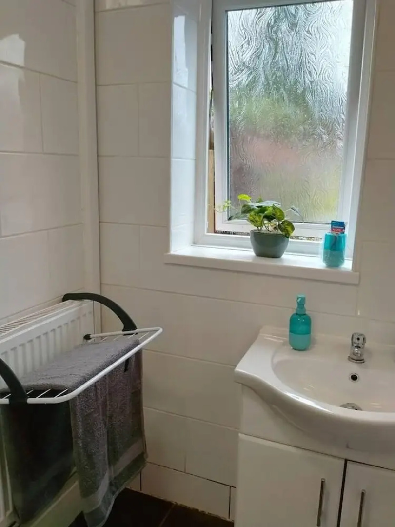 Spacious 3bed House in Walsall With Parking Onsite