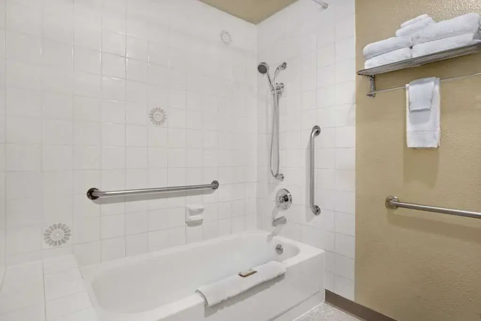 Howard Johnson Inn & Suites Tacoma Near McChord AFB