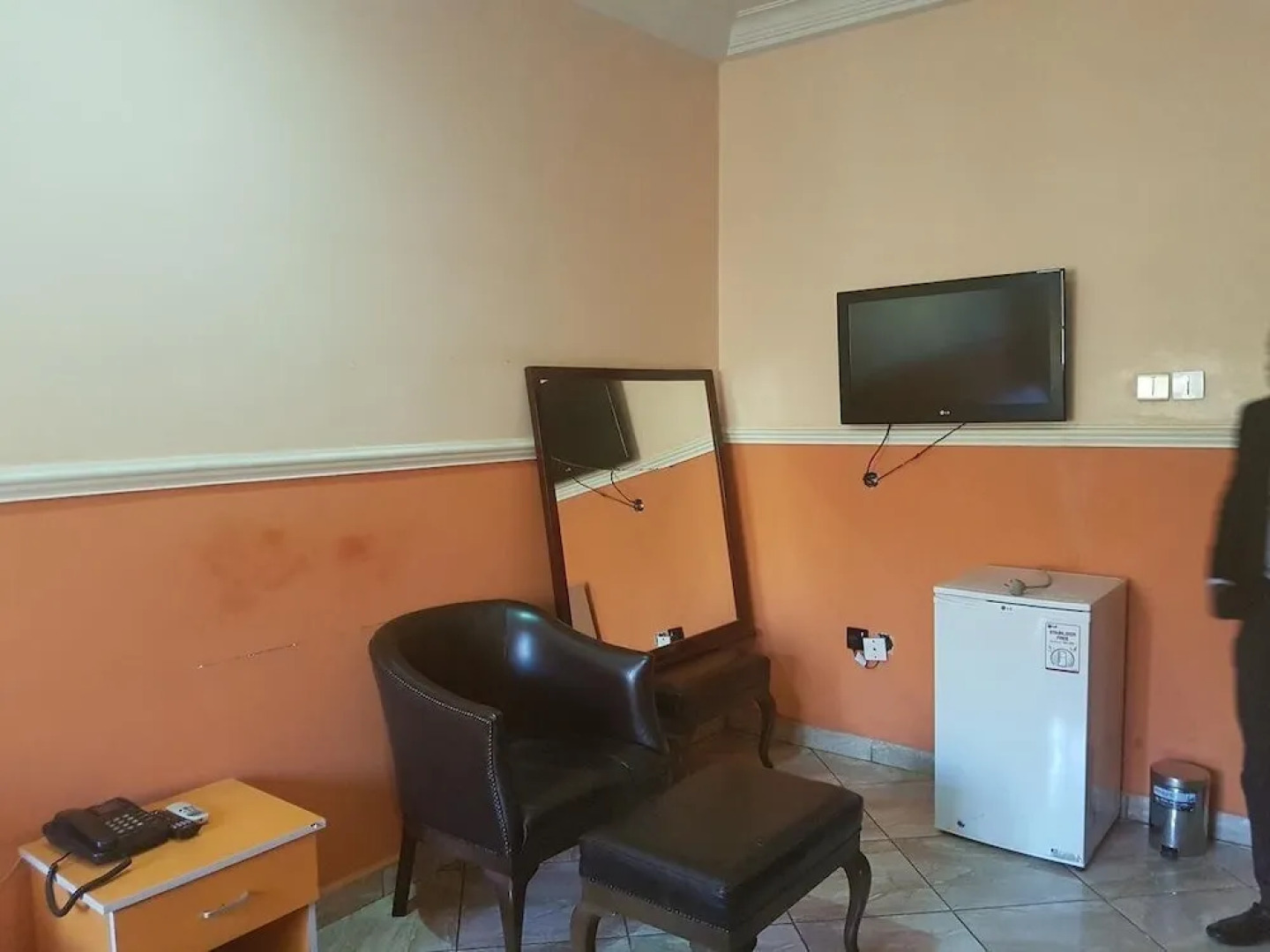 Franzy Suites And Lounge