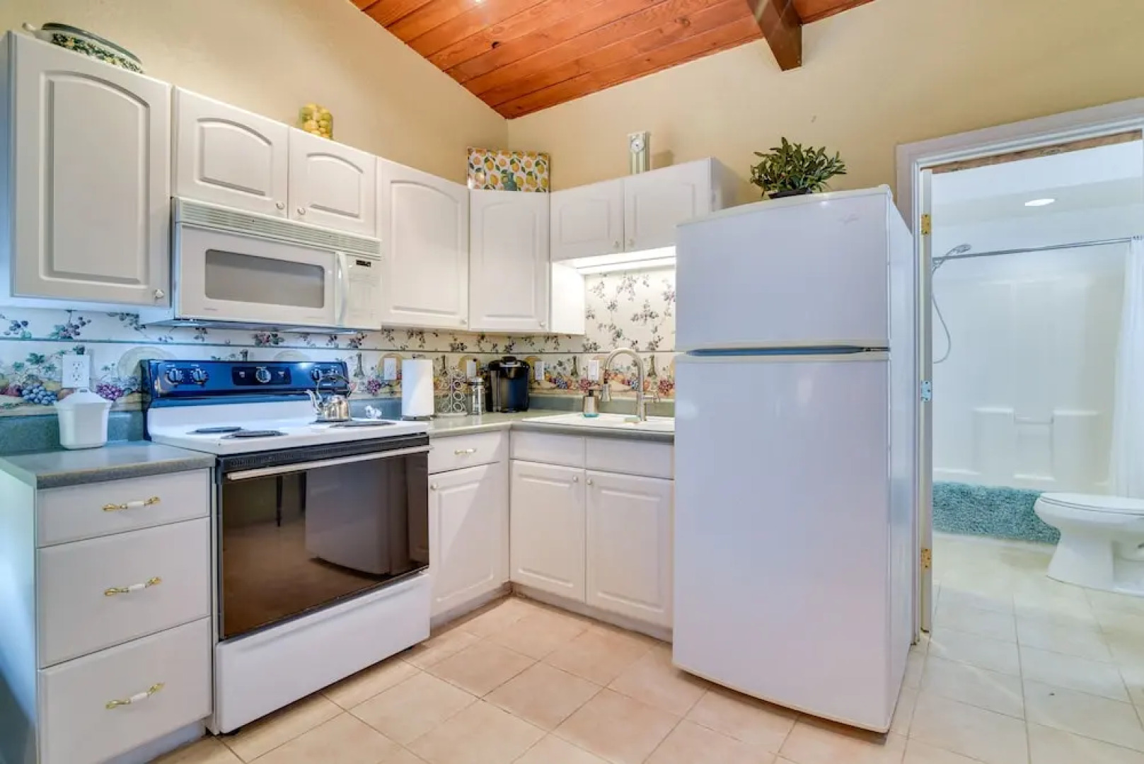 Cozy Aloha Vacation Rental w/ Private Deck & Yard!