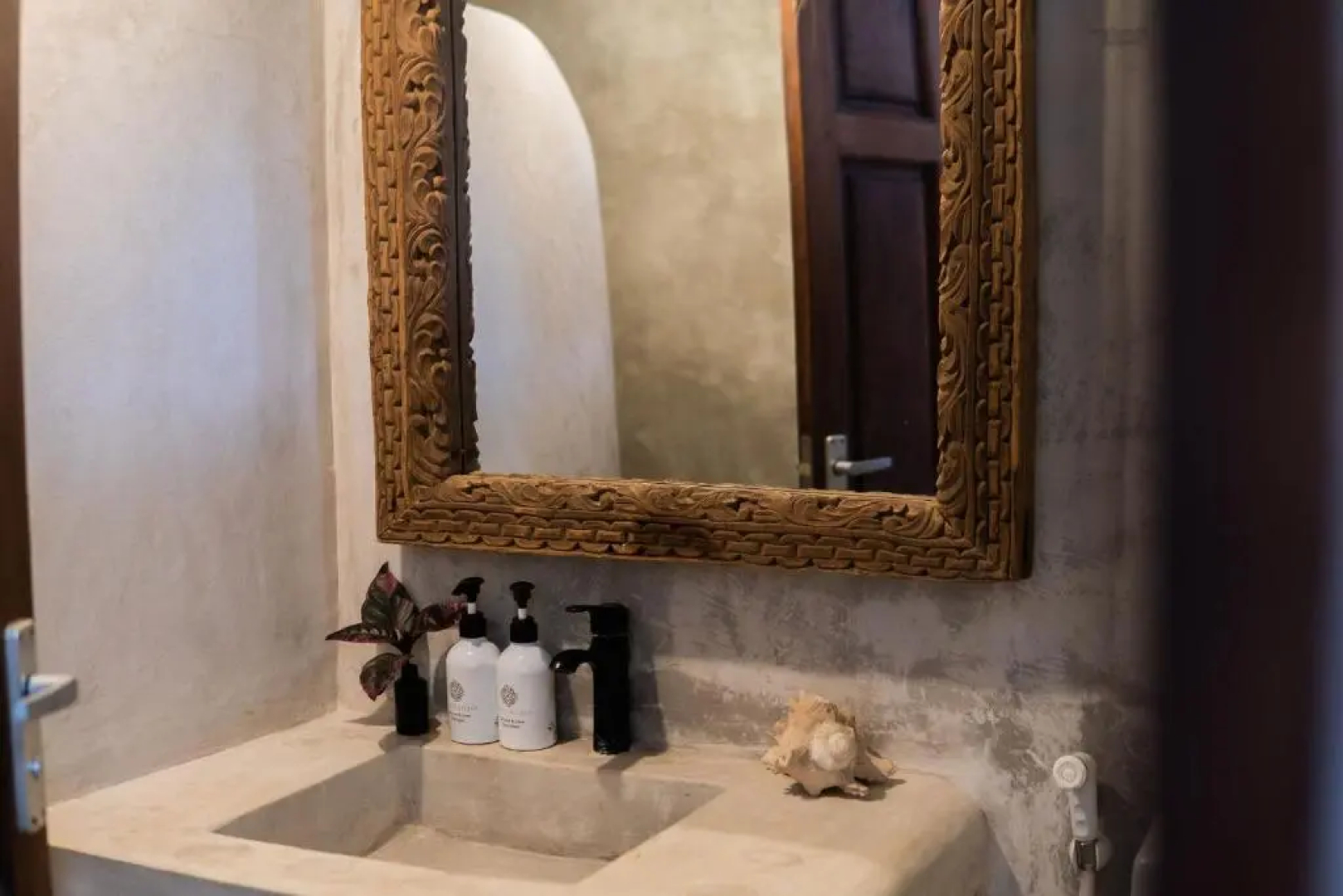 Kima Serviced Beach House & Suites