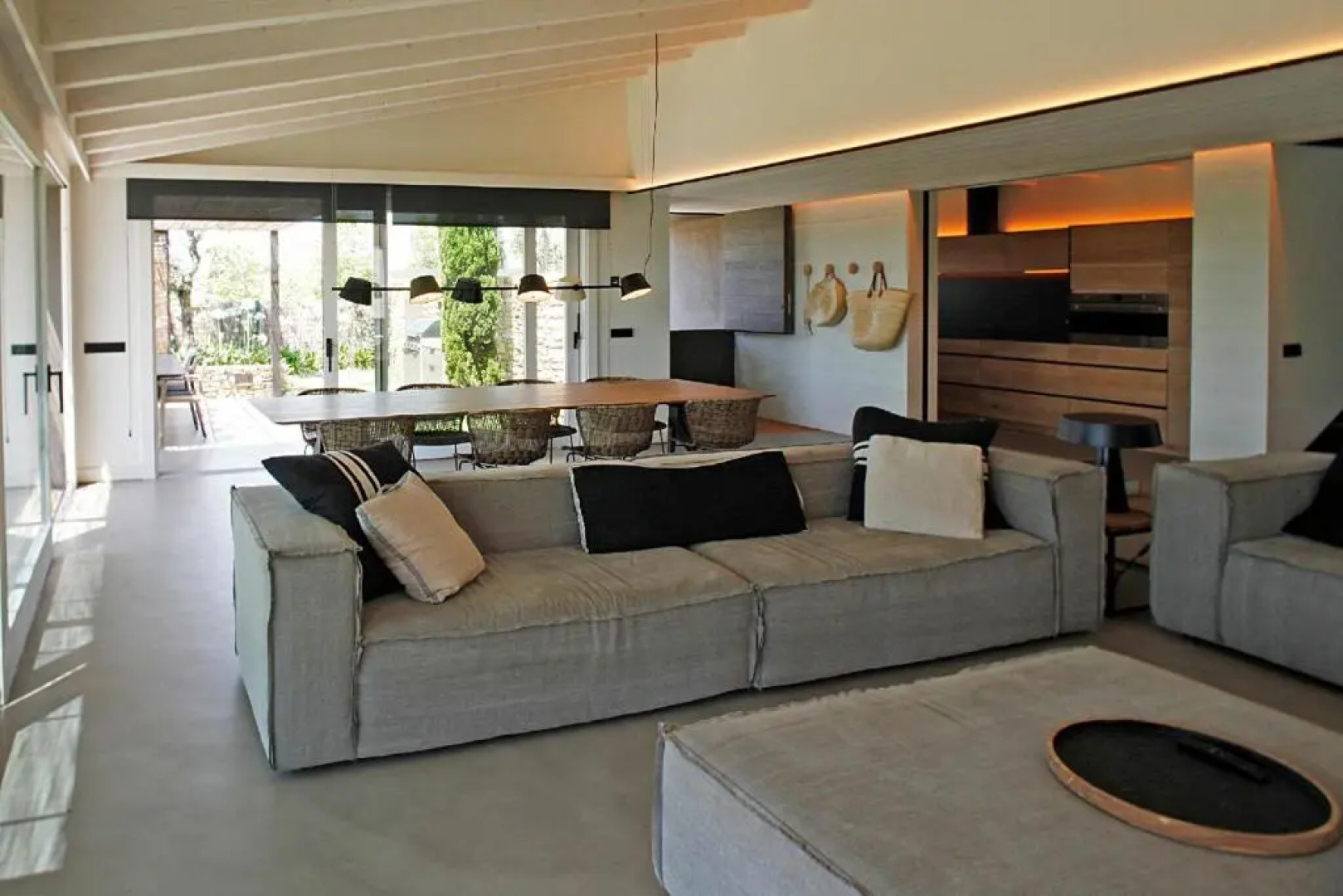 FridaysFlats, Beautiful Villa With Pool