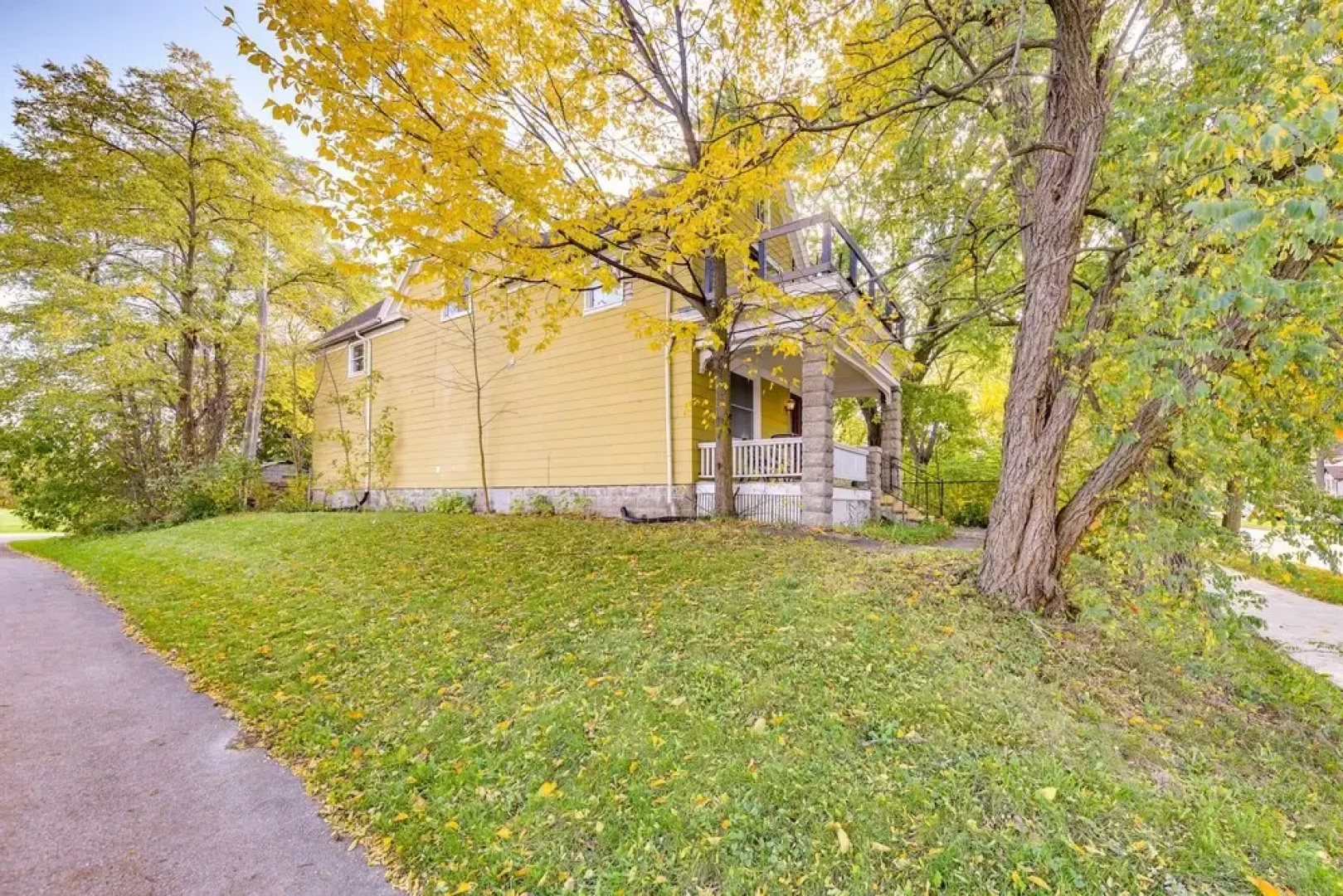 Family-friendly Milwaukee Home w/ Deck Near Uwm!