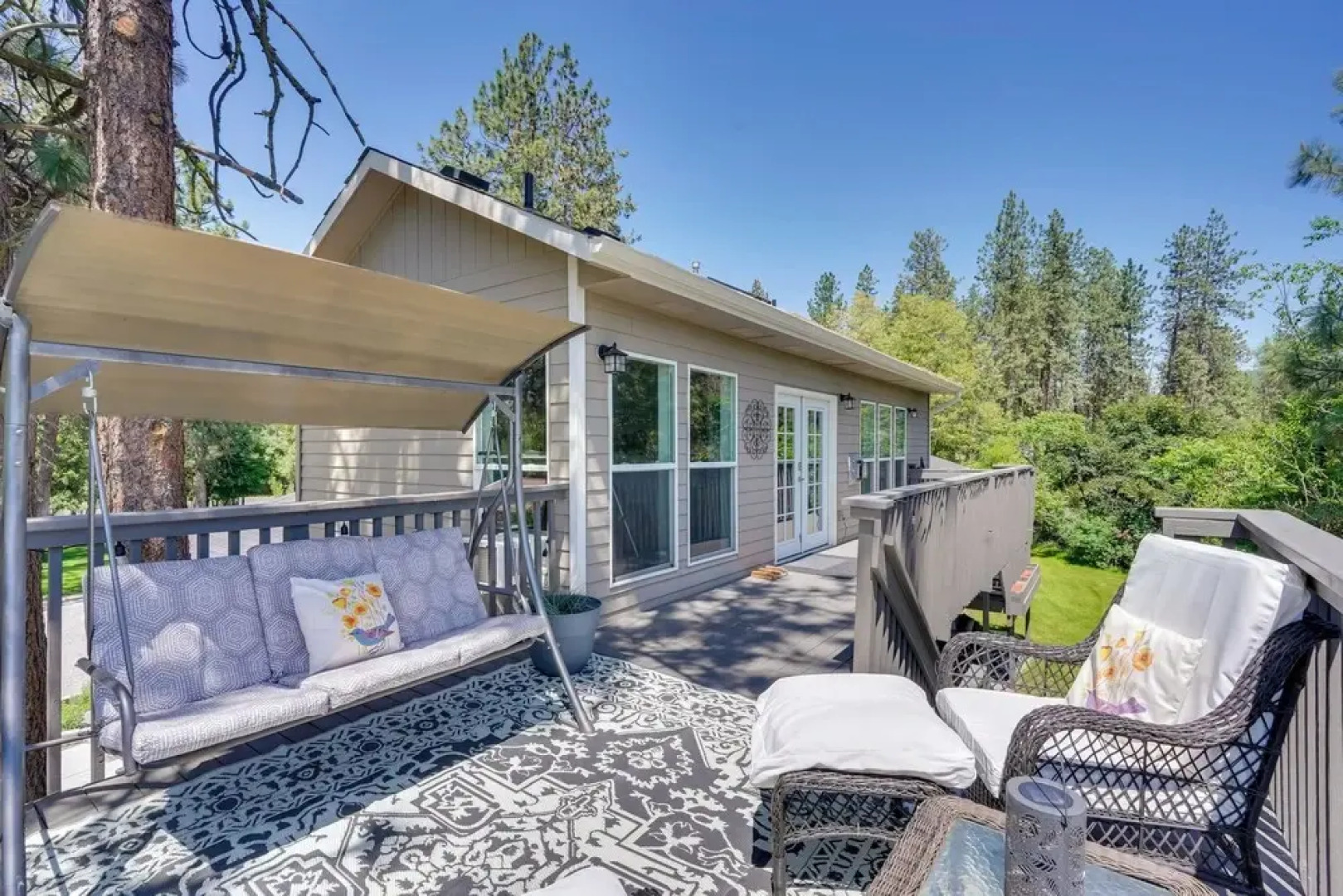 Nine Mile Falls Hideaway: Scenic Retreat on River