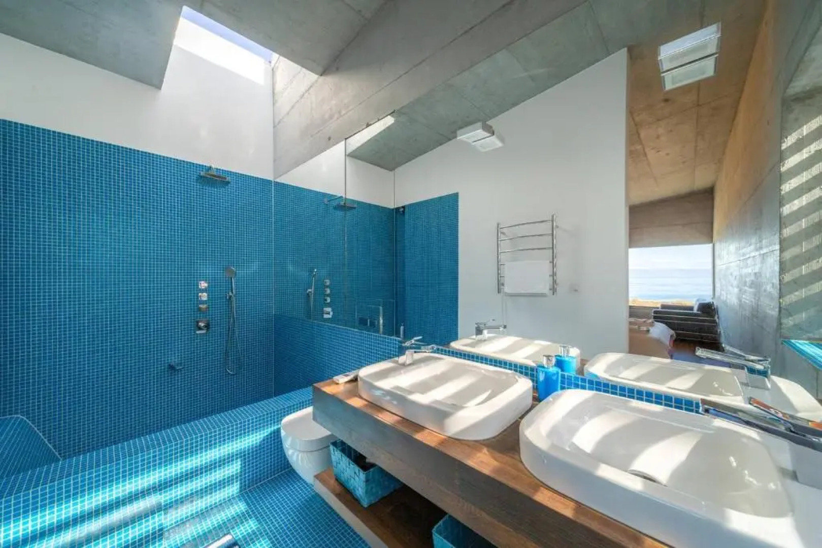 Luxury & Modern 4BD Villa with Panoramic Lake View by GuestLee