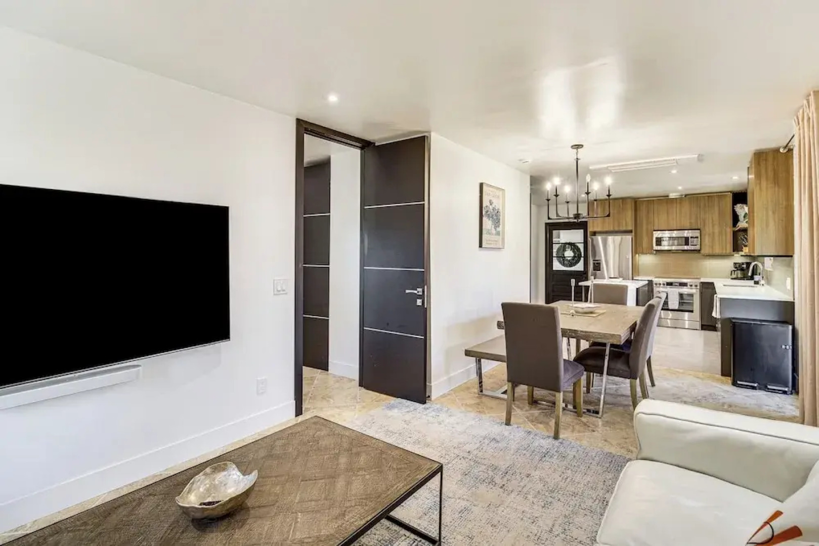 Walk to Beach & Eats: Modern Indialantic Apt