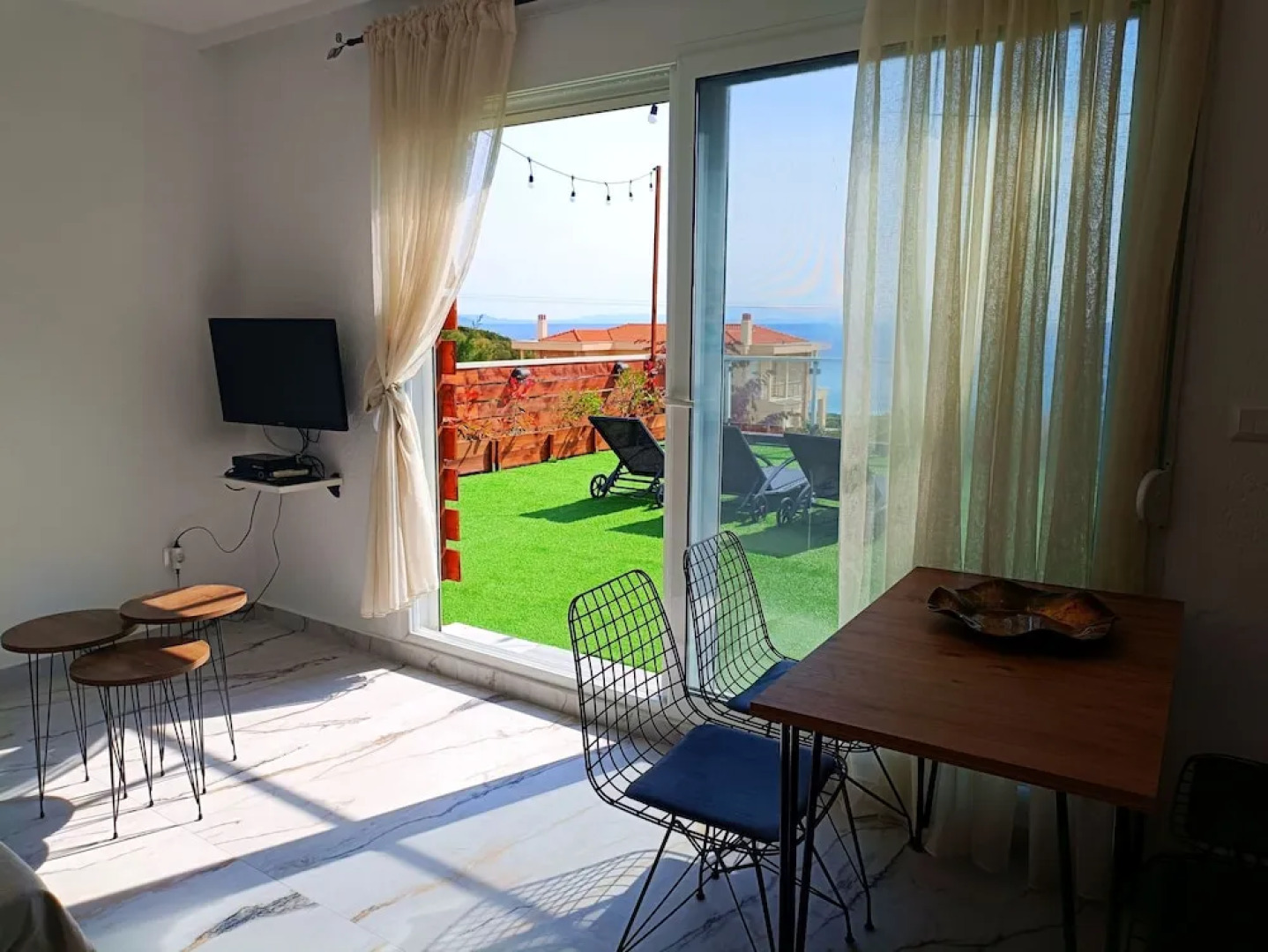 Salonikiou Beach Deluxe Apartments