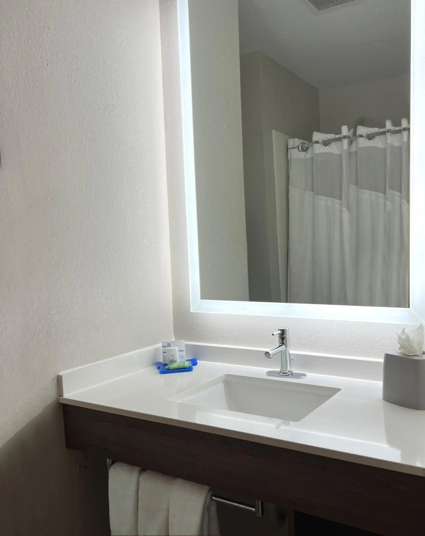 Holiday Inn Express & Suites Waukegan by IHG