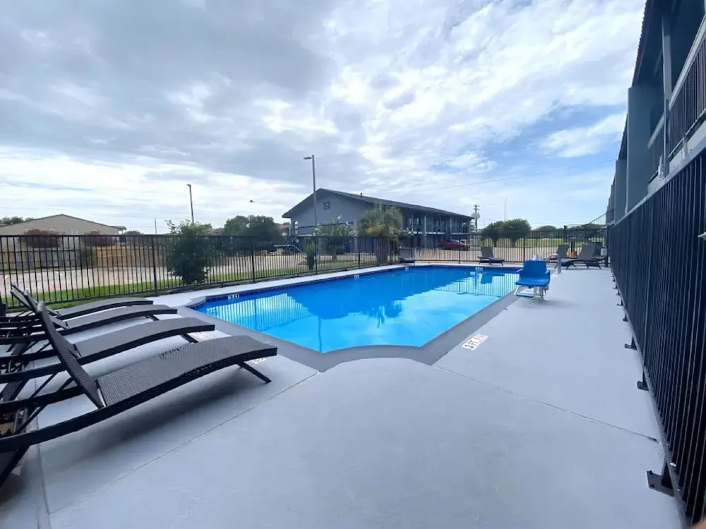 Days Inn & Suites by Wyndham Texas City