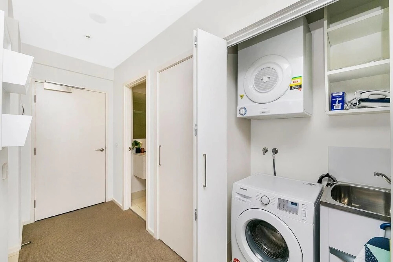 City Central Designer Apartment with Parking