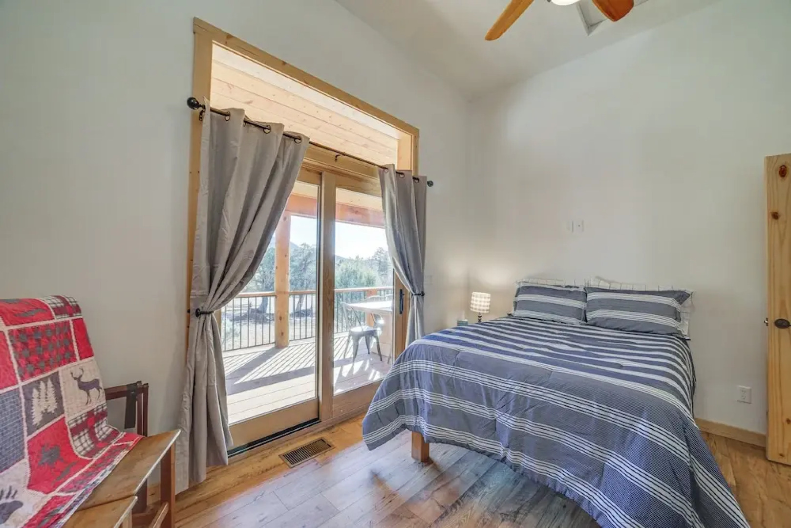 'lavender Lodge' Mountain-view Pine Cabin w/ Deck