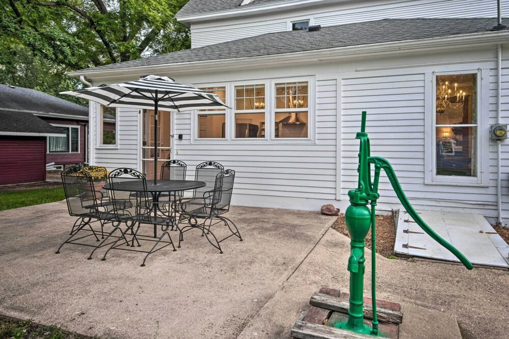 Dtwn Stunning Spirit Lake Escape - Walk to Shore!