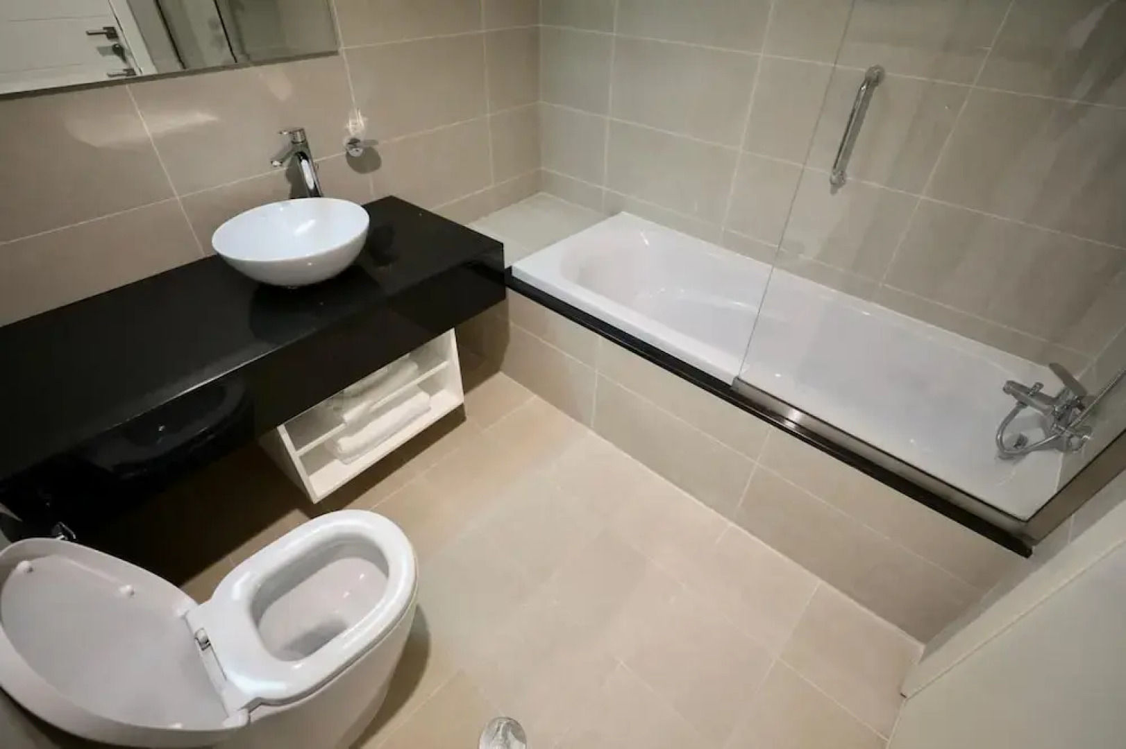 Waterfront 2 Bed Apartment Sleeps 4 With Parking