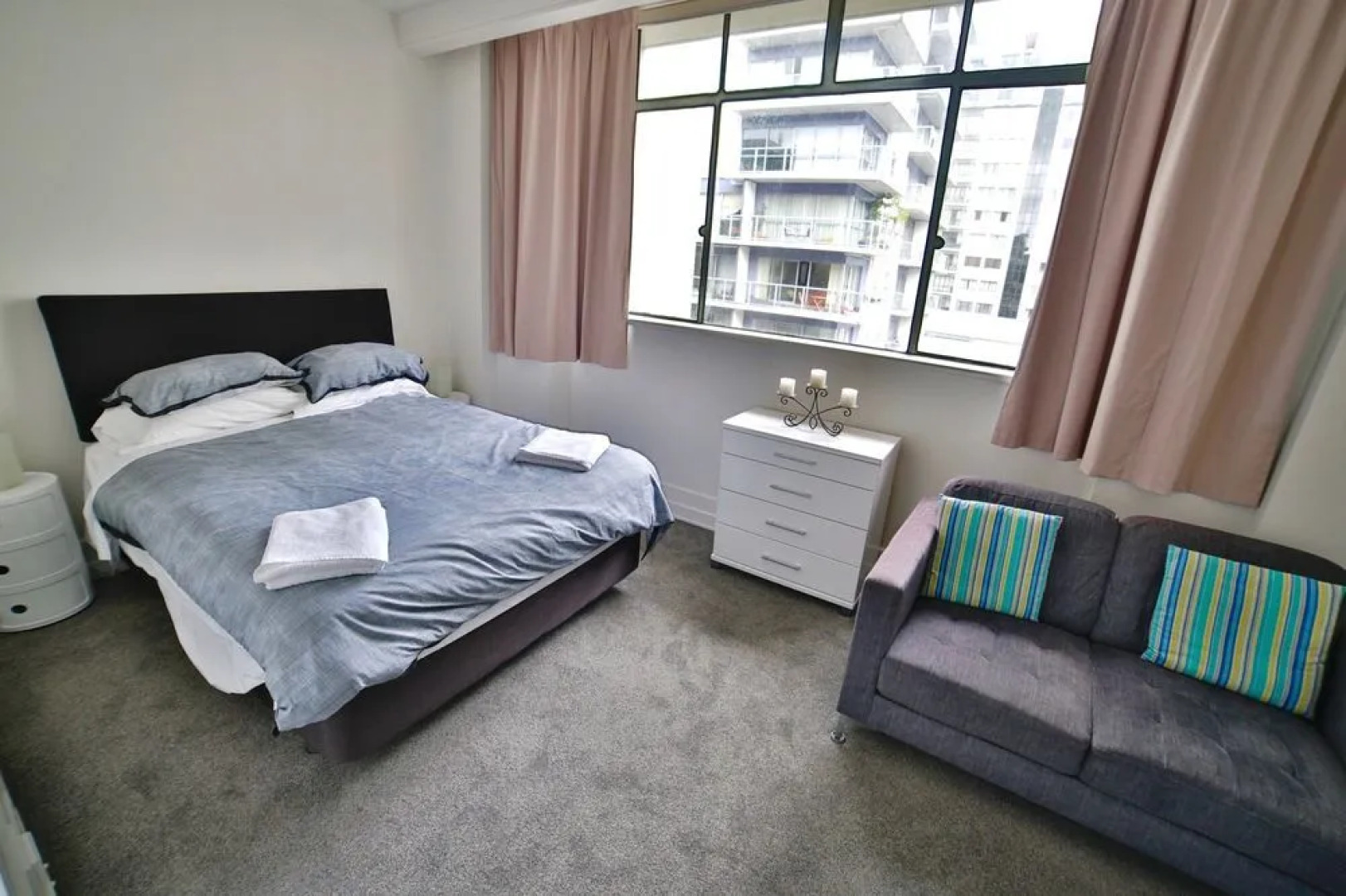 Cosy City Apartment with Pool