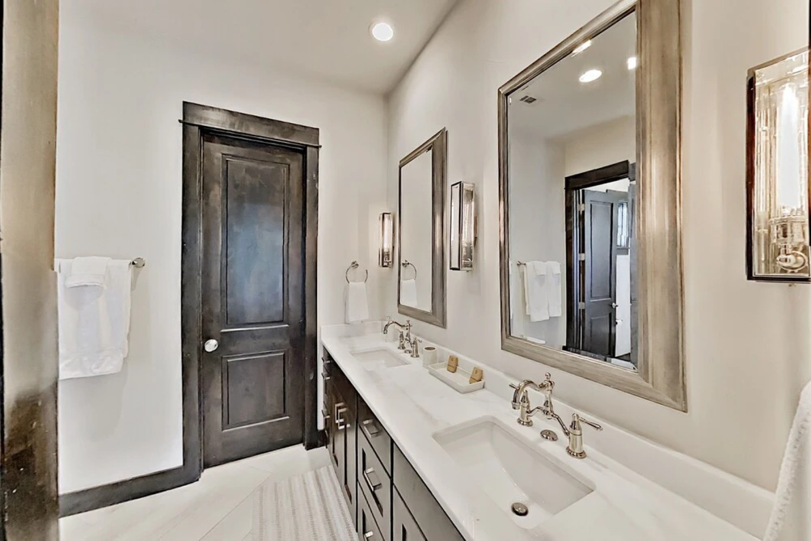 Luxury W/ Private Hot Tub & Outdoor Kitchen 3 Bedroom Home