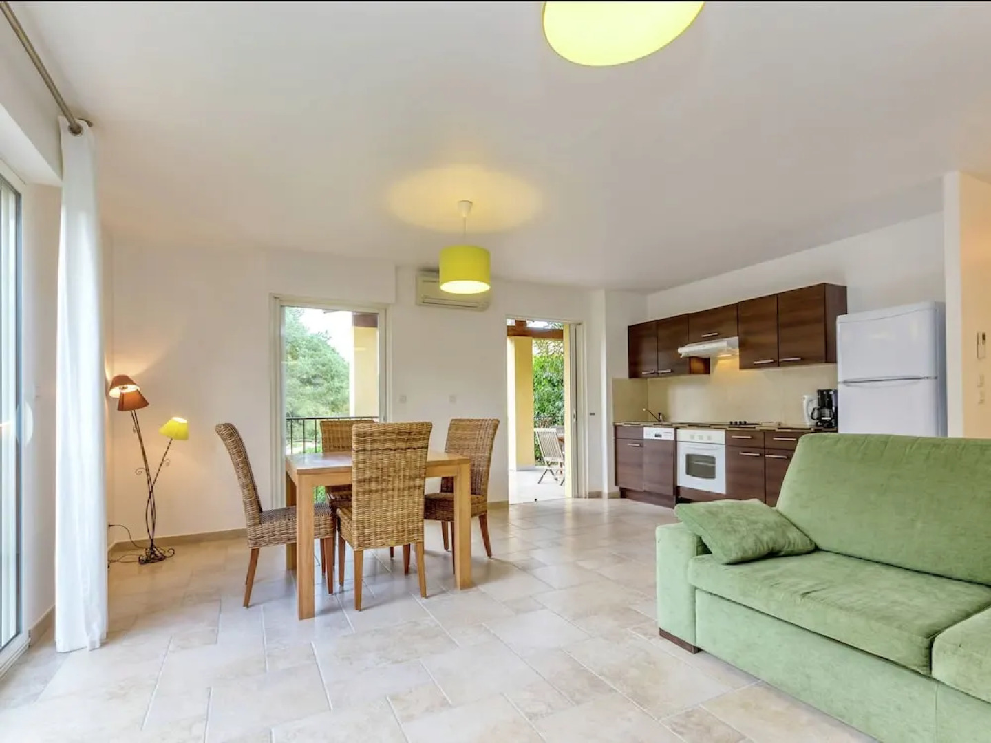 Luxury apartment for four people near golf course in the heart of Provence