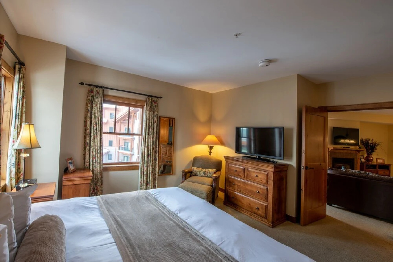 Comfortable 1 Bedroom Slopeside Condo - No Cleaning Fee! by RedAwning