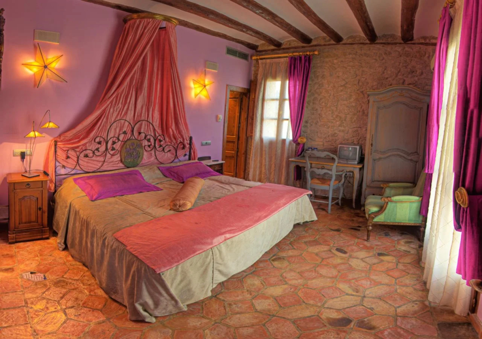 Bodegas de Arnés - Adults Only