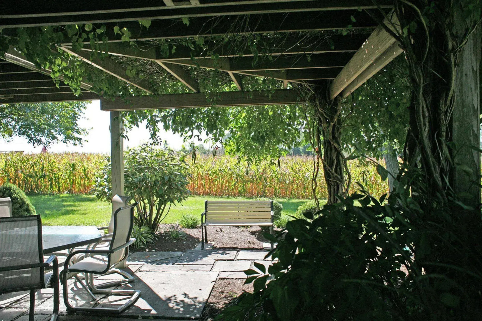 Bird In Hand Village Inn & Suites