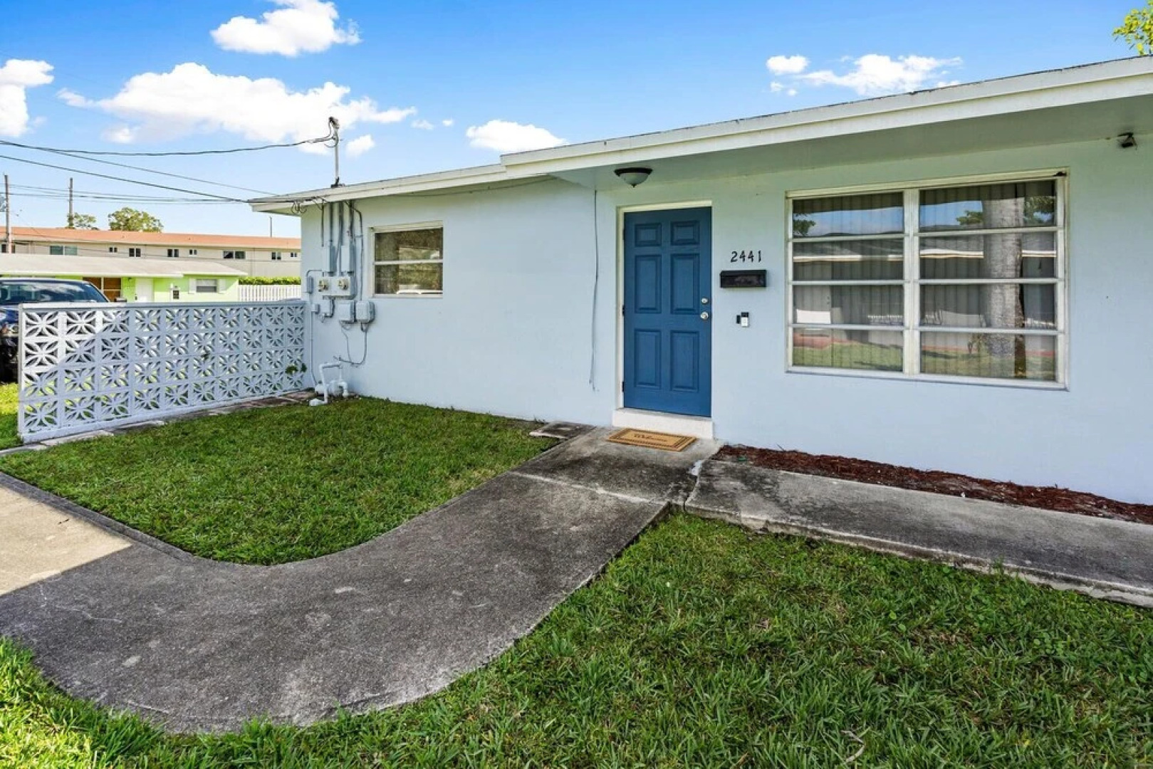King /Queen Bed Mins from beach. Perfect get-away!