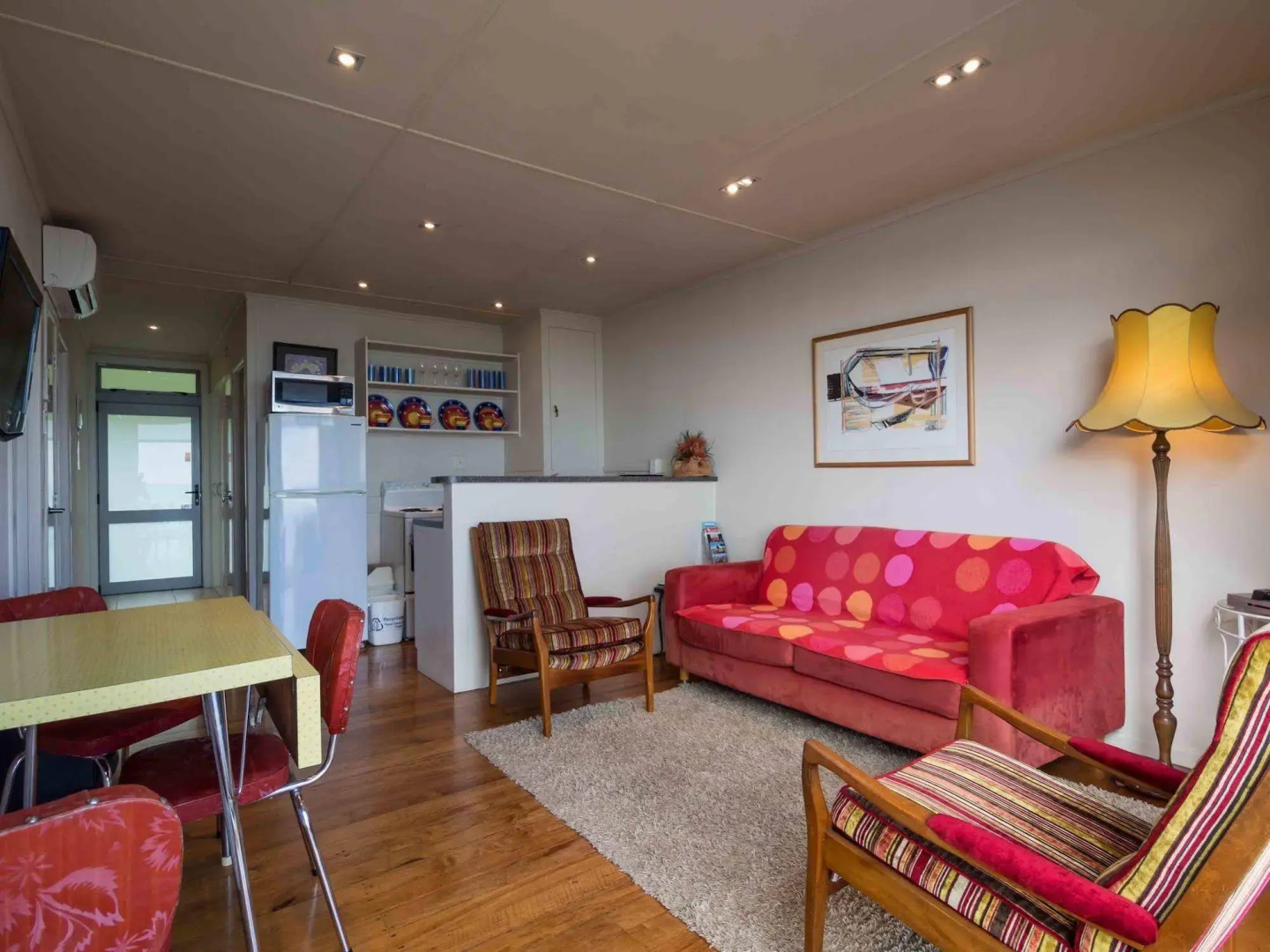 Cable Bay Stays – Golden Sand and Driftwood Beachfront Accommodation