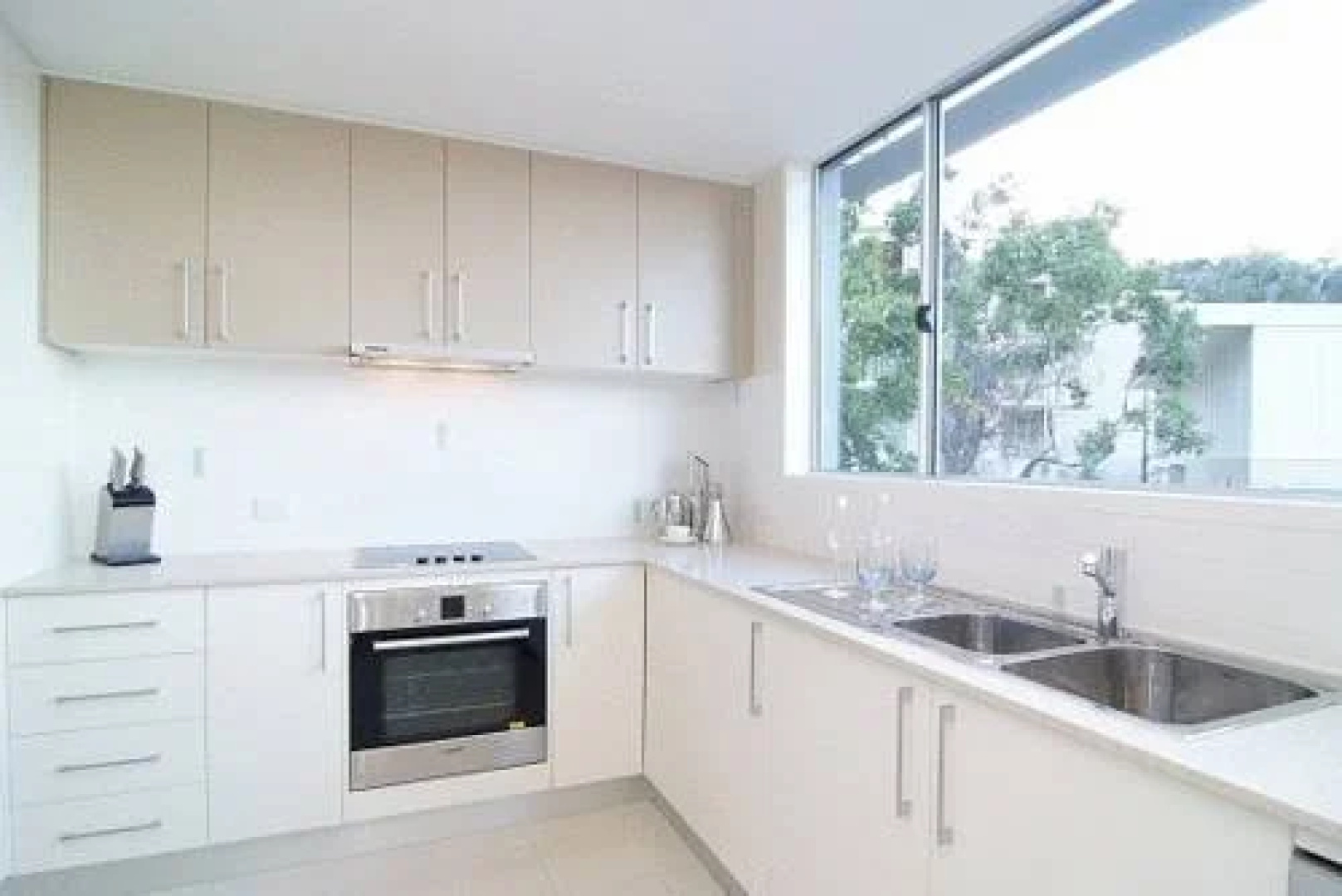 Airlie Summit Apartments