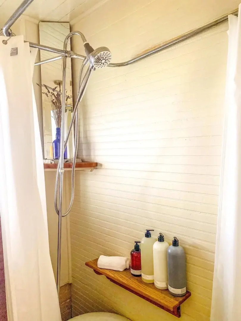 Upstairs at Thevictorian - Lush Walkable and Dog-friendly Retreat - Steps From Downtown Bellingham