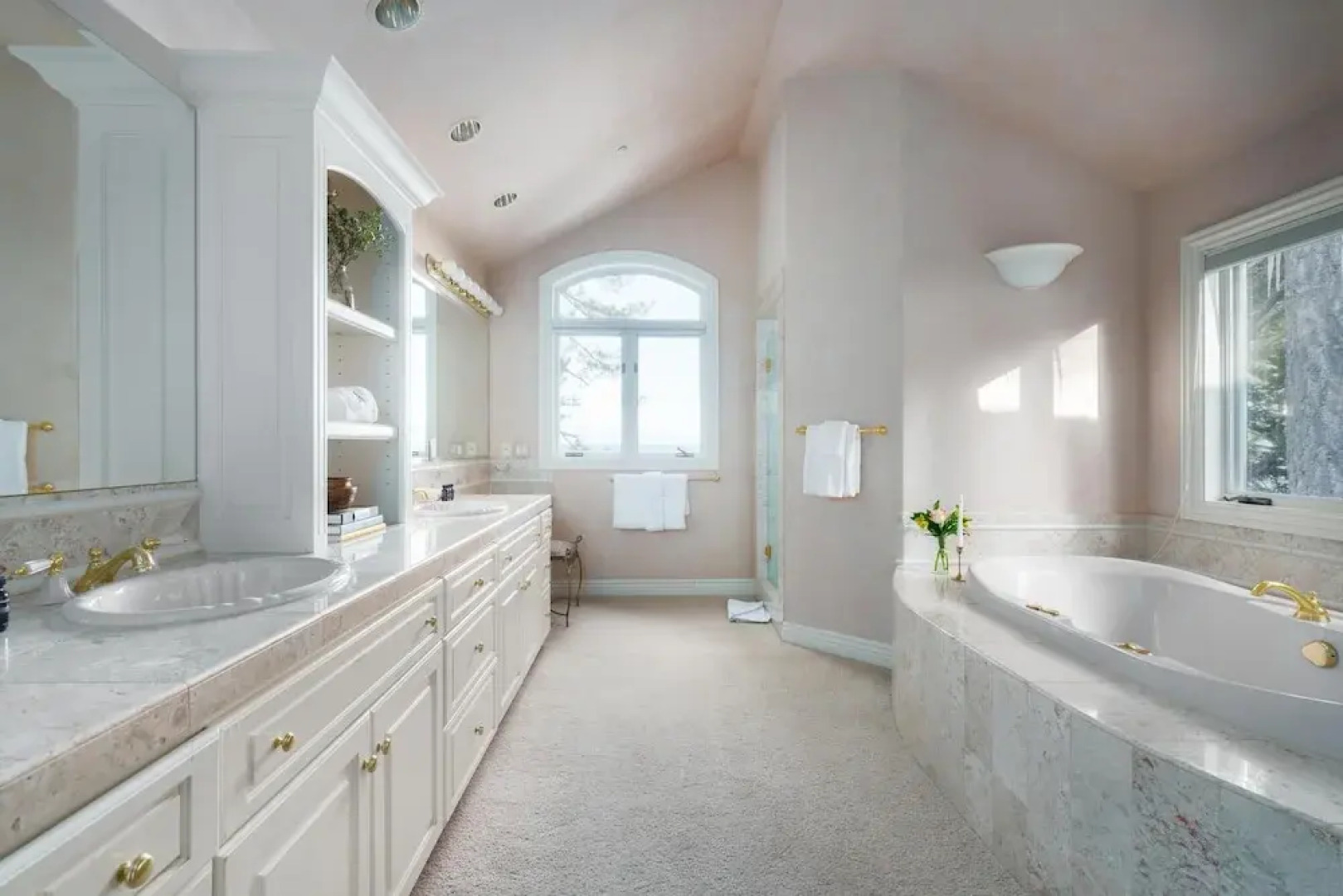 Atlas - Private & Spacious Lakeside Cabin w Spa & Game Room