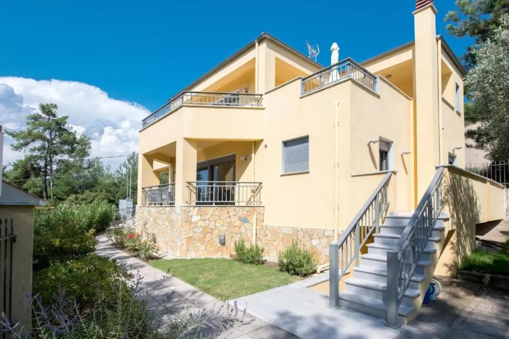 Louloudis Pool Villa