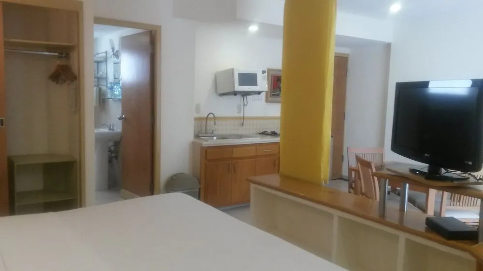 Angeles Suites Hotel