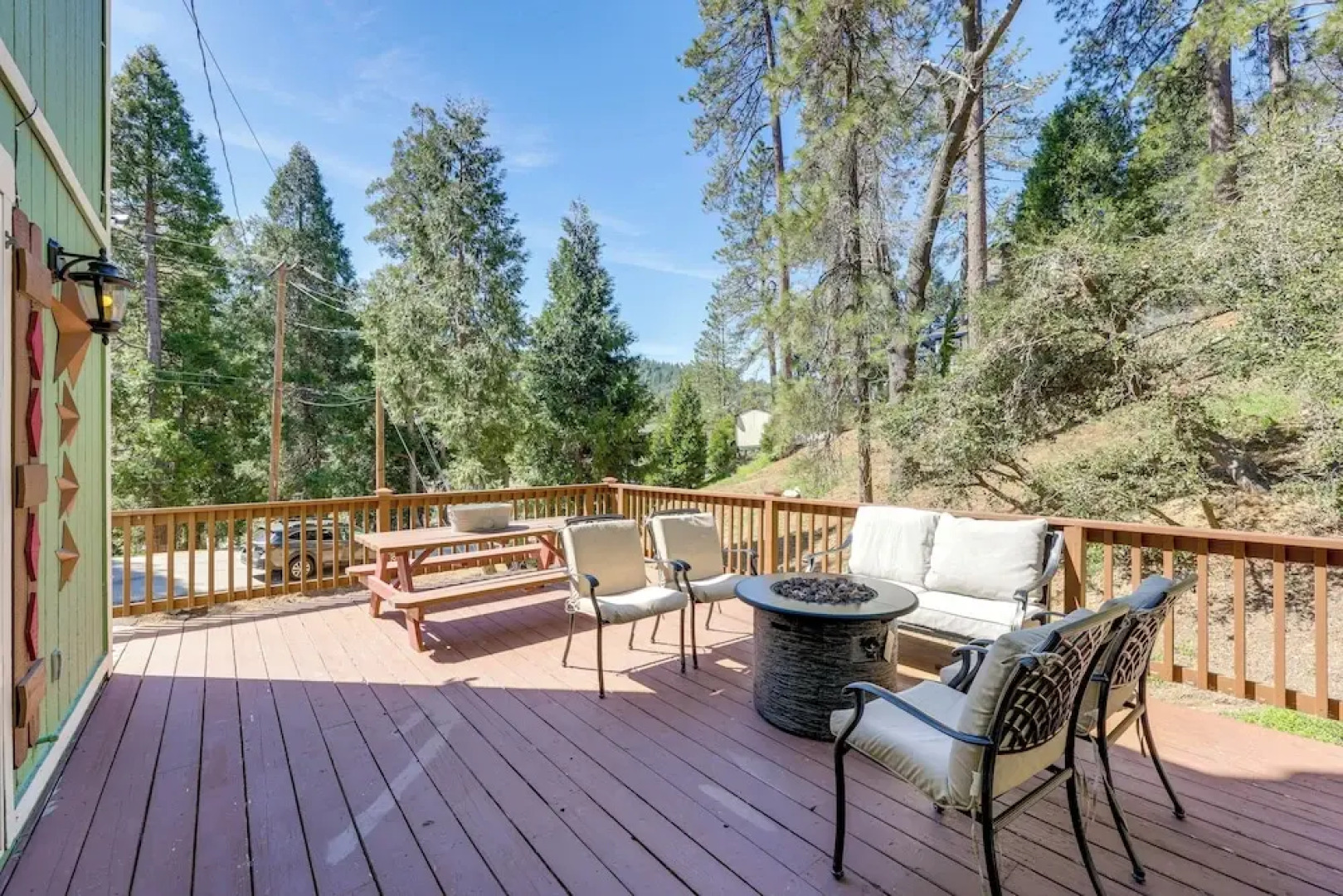 Remodeled Crestline Retreat: Walk to Lake Gregory!