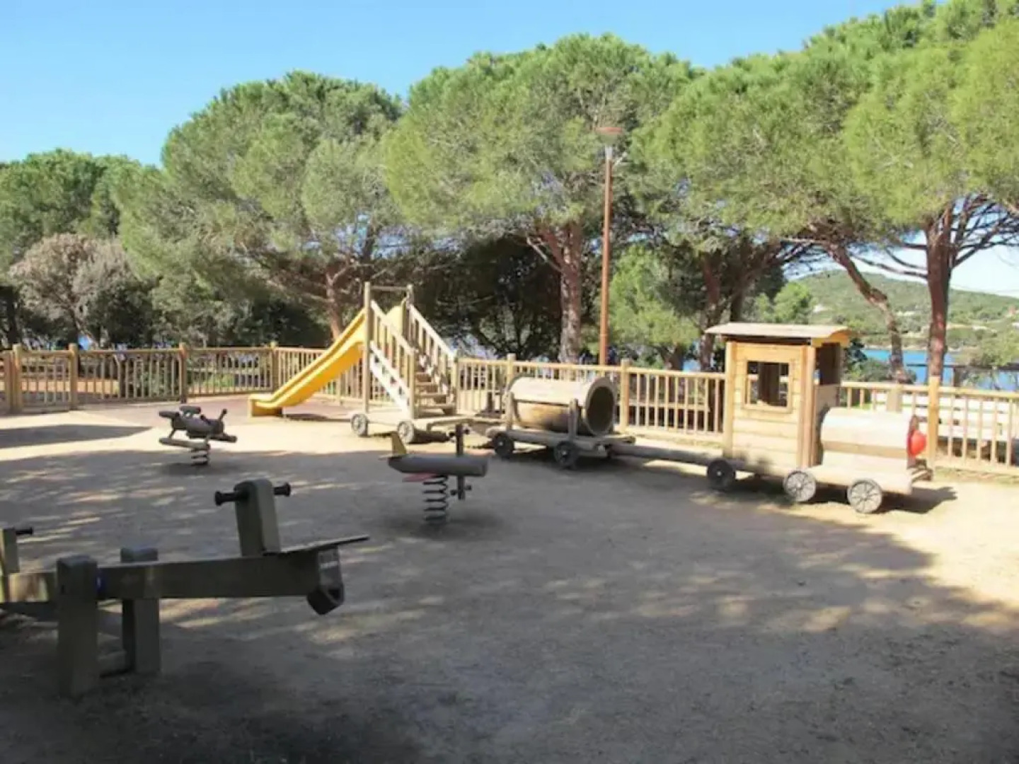 RIVAGES DE LA STAGNOLA T3 NEUF CLIMATISE vue panoramique Mer et Montagne à 200 m Plage LOCATION VOITURE possible