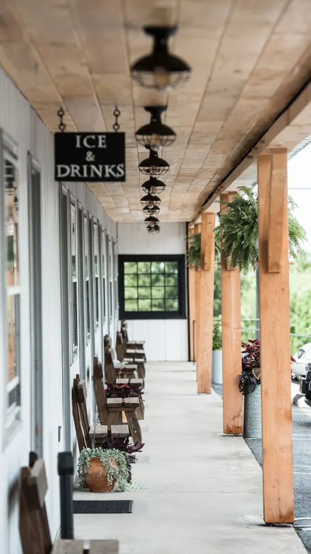 Carriage House Motor Inn