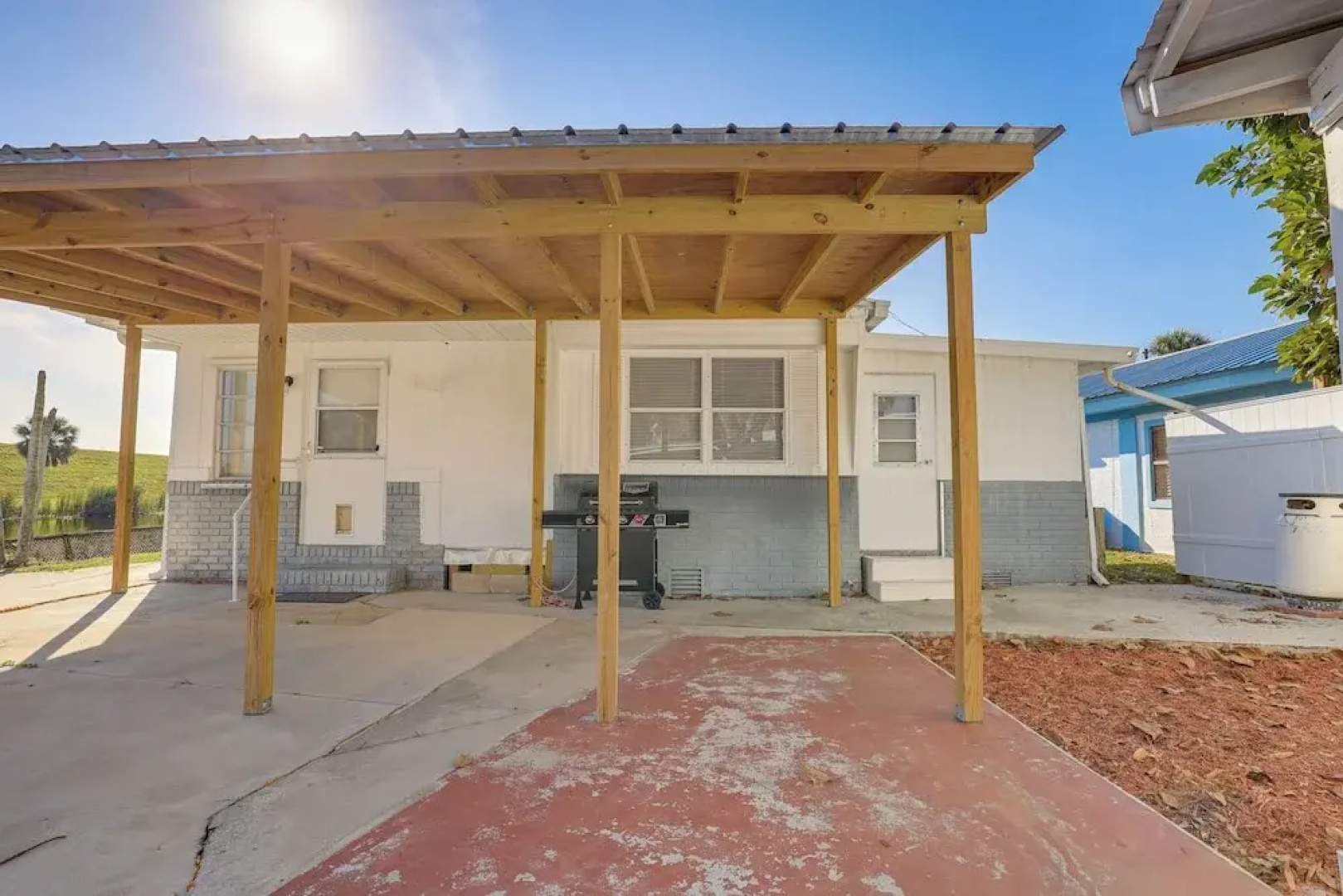 Sun-soaked Okeechobee Retreat w/ Canal Views!