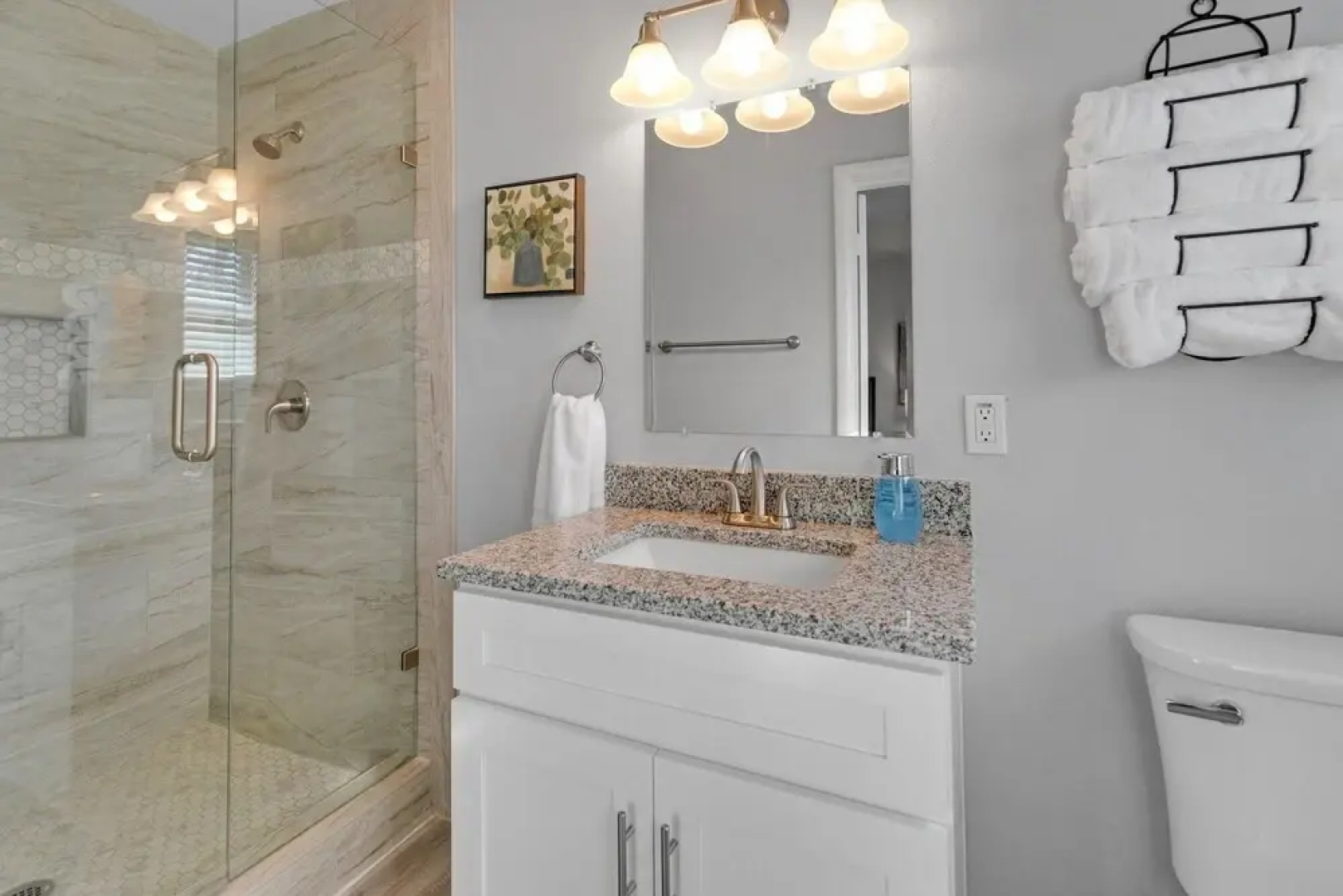 Beautiful Pet Friendly Home In Central Location! 4 Bedroom Home by Redawning