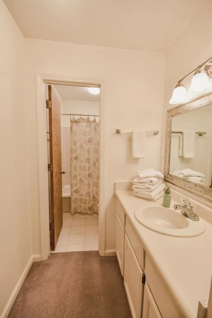 Hermitage 1g 2 Bedroom Condo by RedAwning