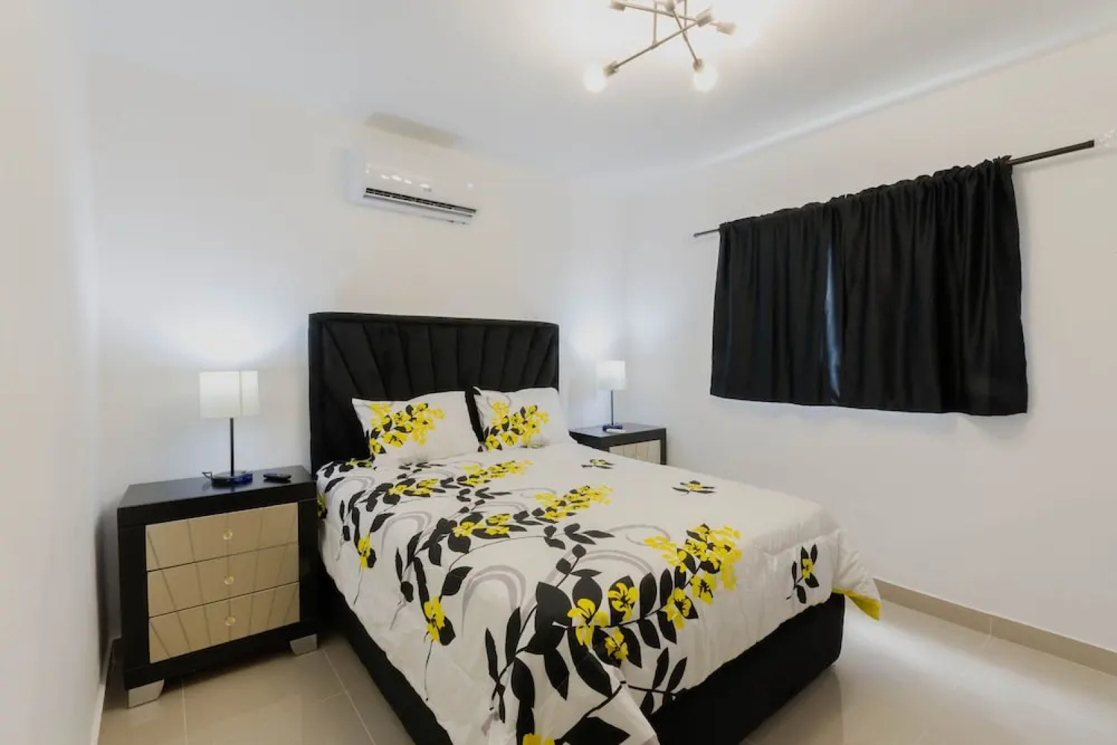 Modern Apt With free parking and AC 3brs