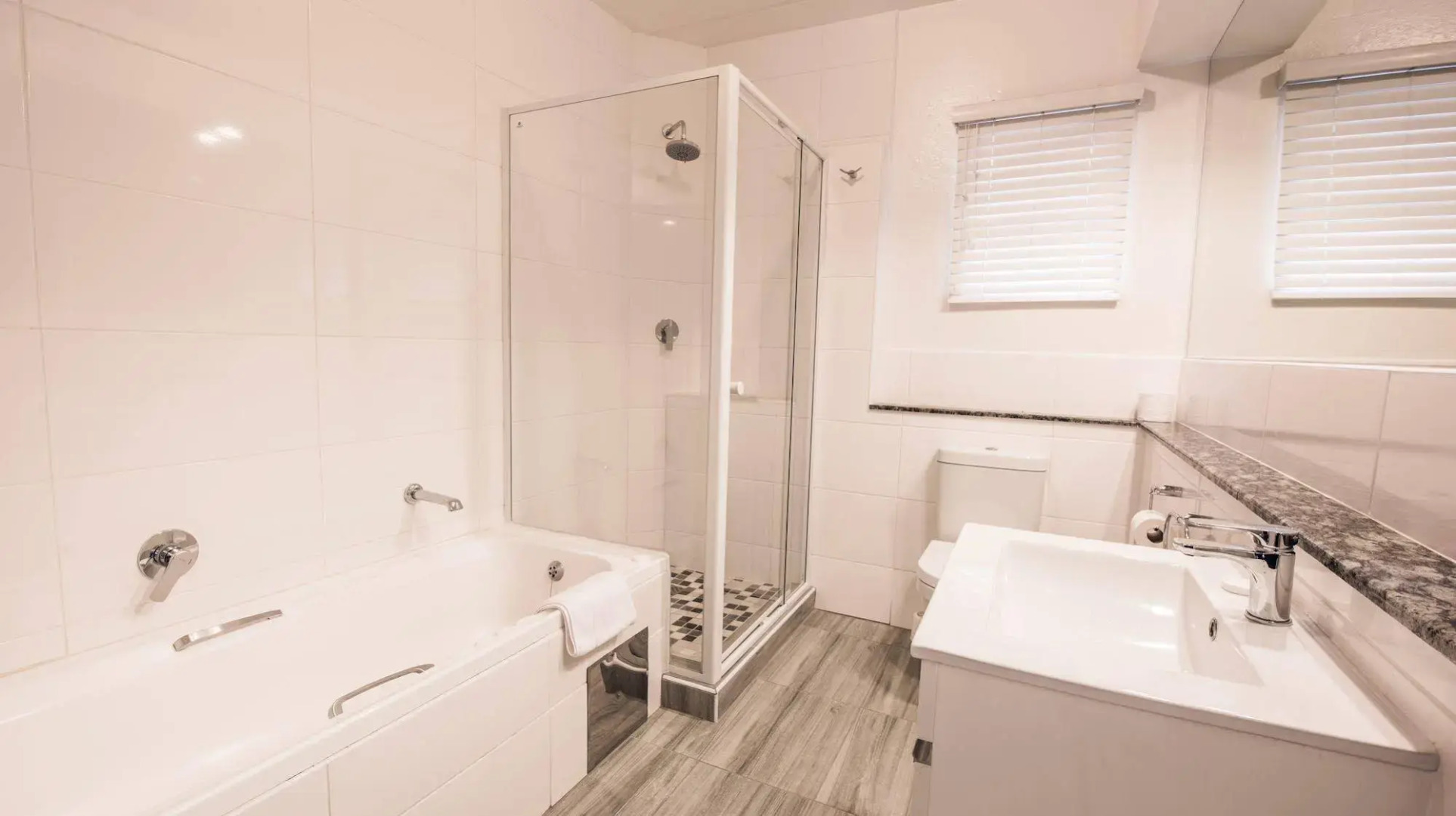 Airport Inn and Suites