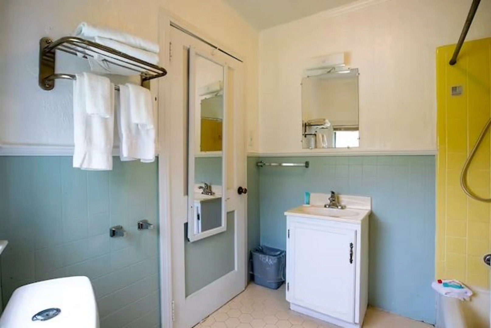 Lloyd's On The River Country Inn By OYO