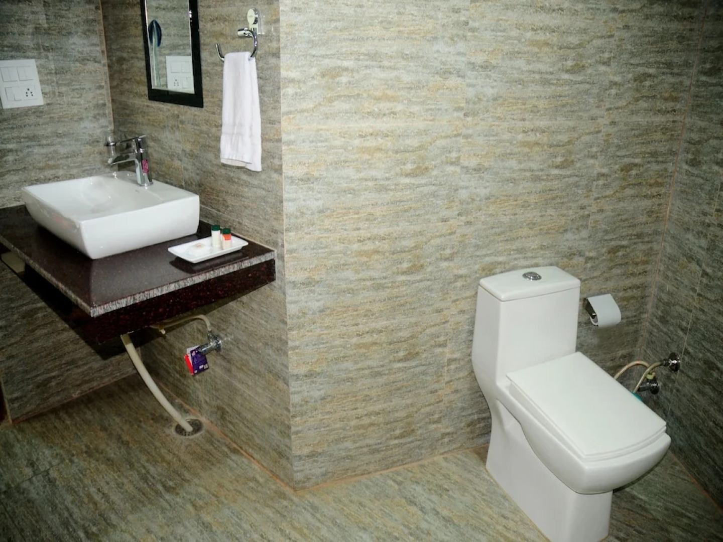 OYO 9407 Hotel Anjukul