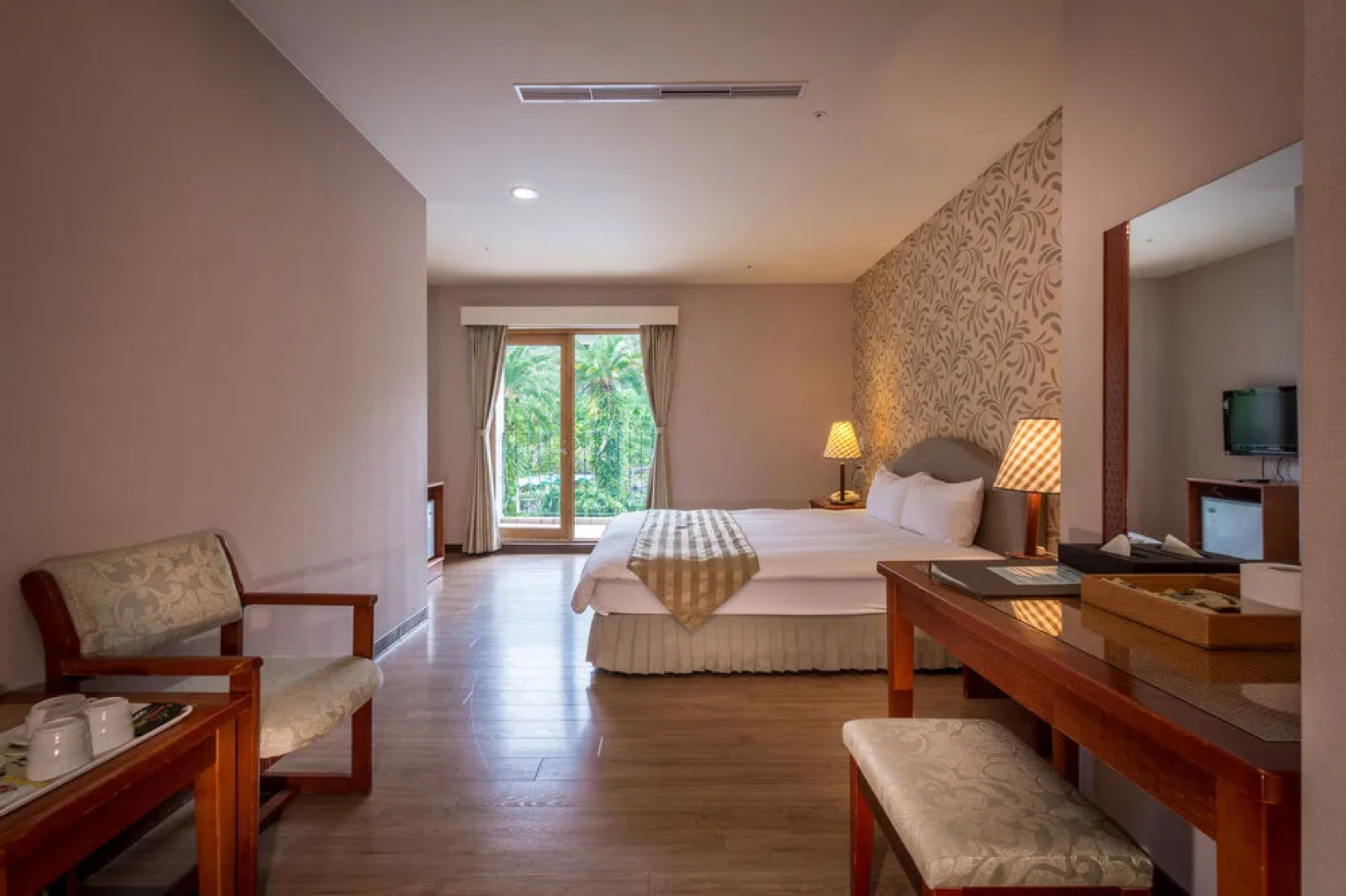 CRYSTAL RESORT - Continental Club