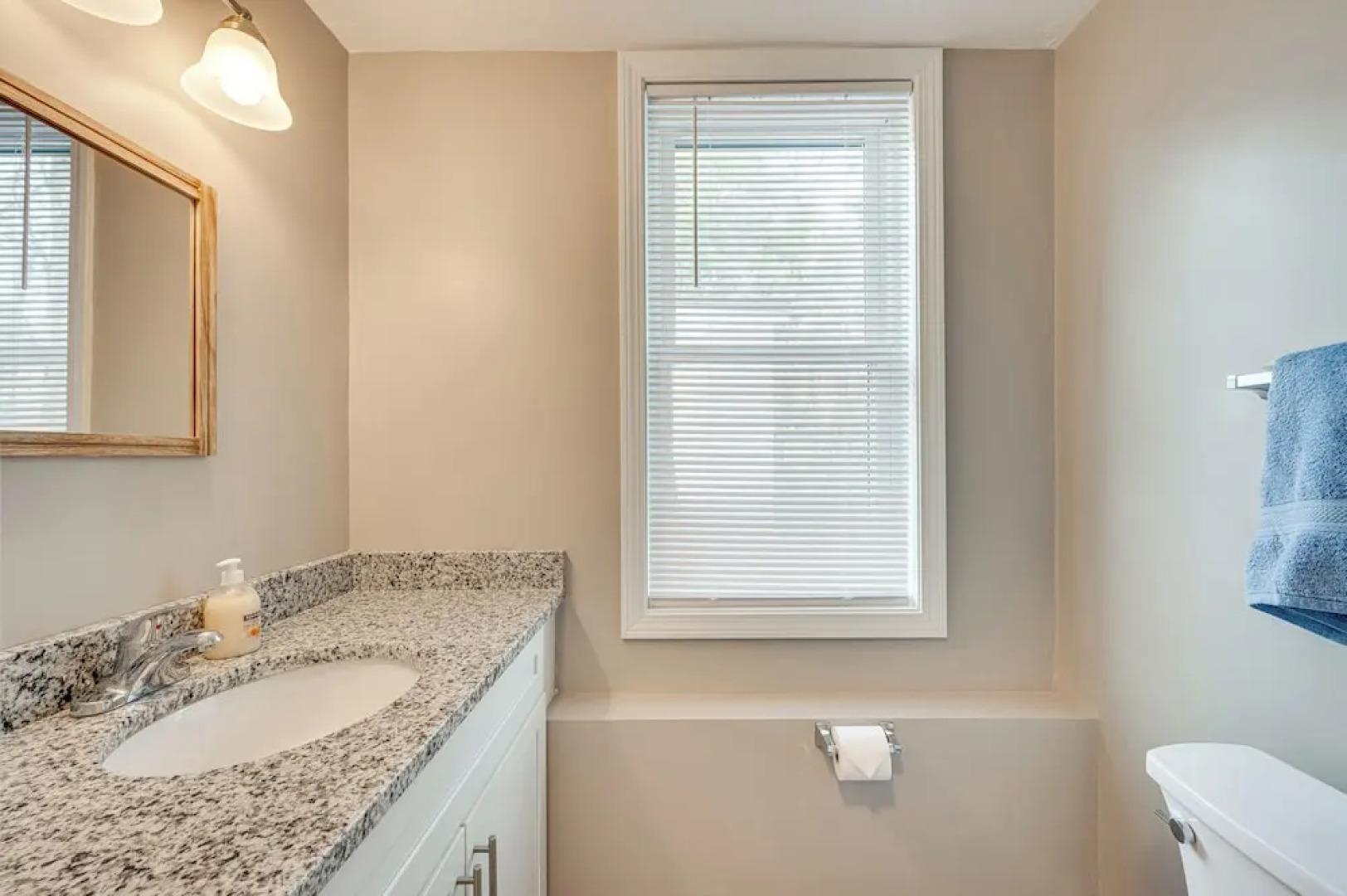 New Hampshire Abode w/ Mountain Views, Near Skiing