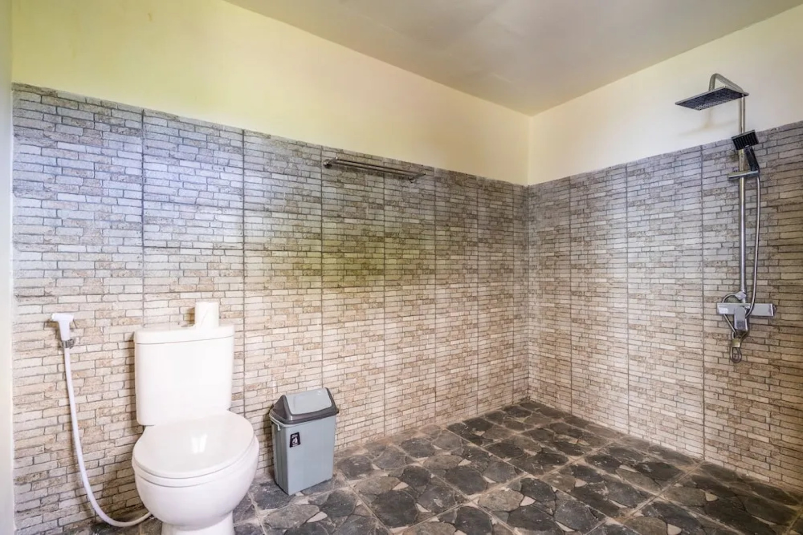 Pini Sentana Village