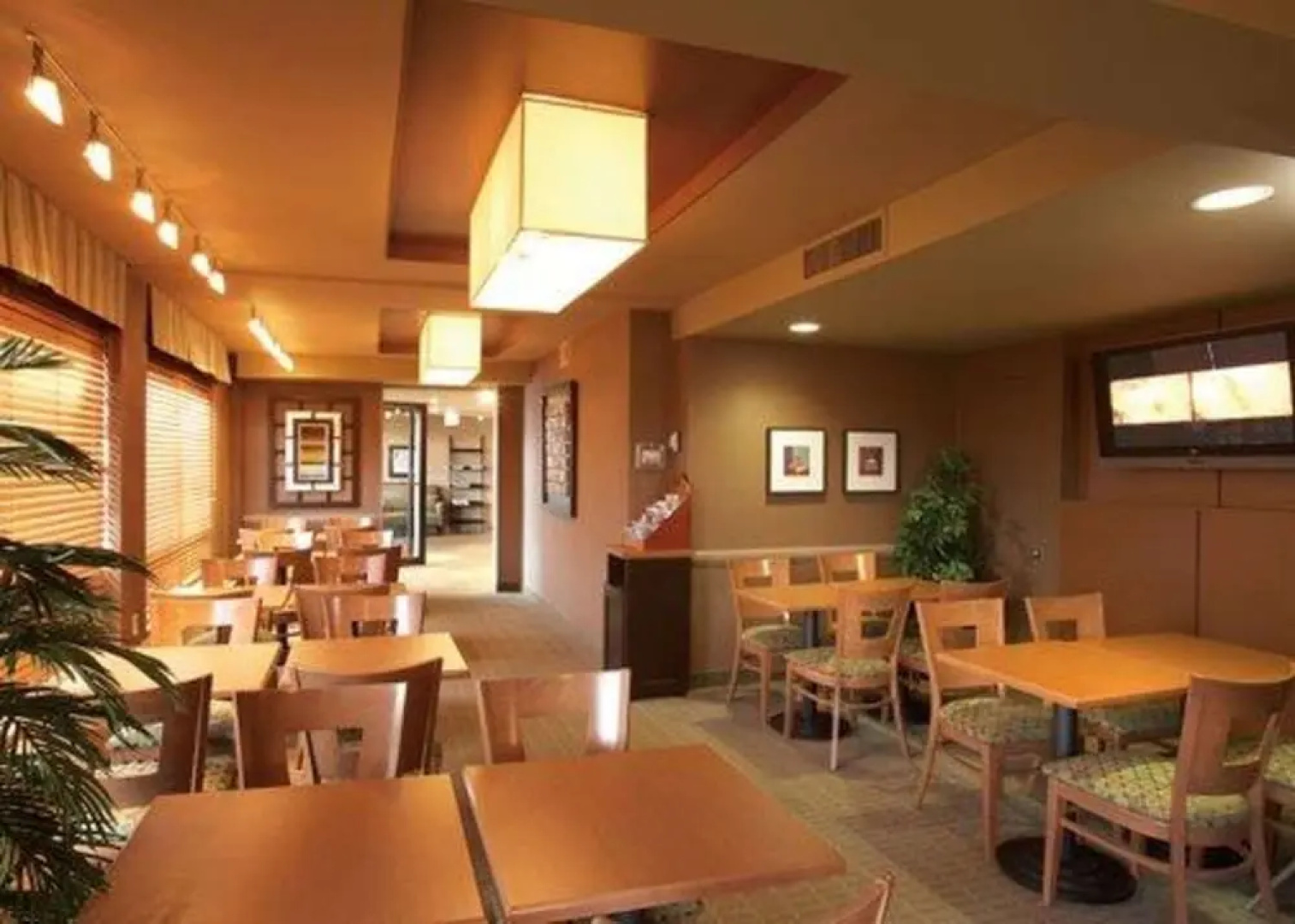 Quality Inn & Suites Aéroport P.E. Montréal-Trudeau Airport
