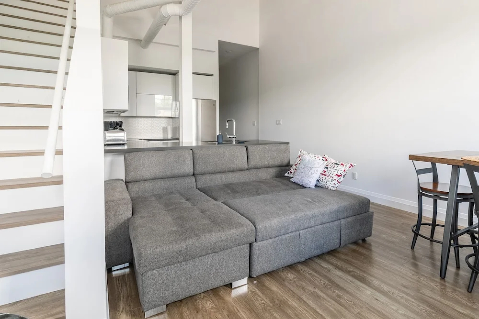 GLOBALSTAY. Dundurn LOFTS. Free parking