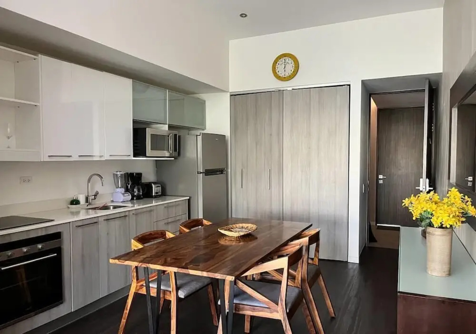 BEE Suites Santa Ana